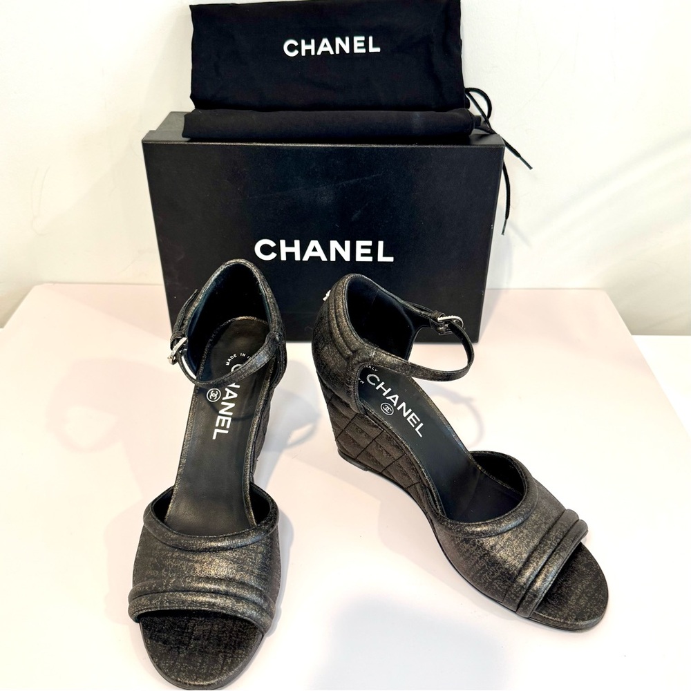 Chanel Black & Gold Leather Quilted Fantasy Wedge Sandal W Pearl CC Logo Sz 39.5
